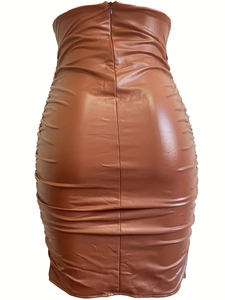 Détail de la jupe en cuir PU marron avec fermeture éclair et texture froncée ajustée