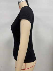 Détail de la coupe latérale et du tissu élastique noir de ce t-shirt Y2K moulant et sobre