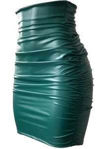 Vue détaillée de la jupe froncée en similicuir vert foncé avec coupe moulante à taille haute