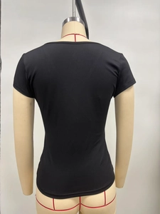 Détail du dos du t-shirt noir à manches courtes coupe ajustée avec tissu élastique doux
