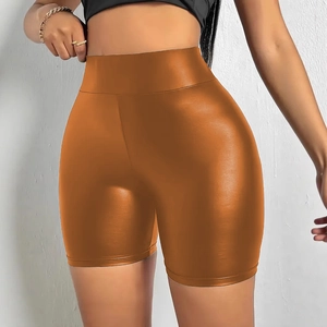 Dettaglio degli shorts in pelle PU arancione metallizzato a vita alta effetto push-up