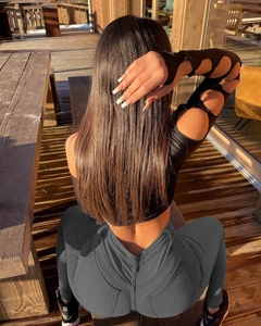 Détail du legging gris à taille haute avec effet push-up et fesses froncées pour femme