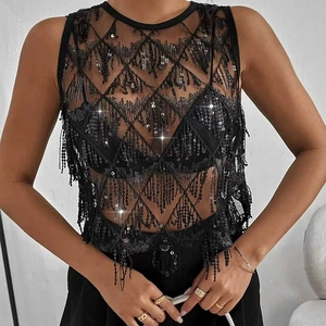 Détail du haut en résille noire avec des paillettes brillantes et de longues franges à motifs