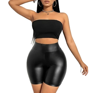 Set donna nero con top a fascia opaco e pantaloncini a vita alta lucidi in ecopelle PU