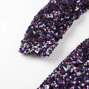 Gros plan détaillé de paillettes violettes et noires denses aux reflets irisés