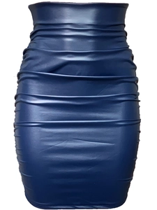 Vue détaillée d'une jupe en simili cuir bleu marine avec texture froncée et taille haute