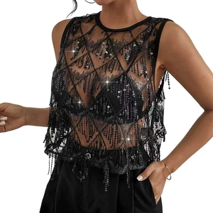 Vue détaillée du haut en maille à paillettes noires avec pompons et motifs géométriques