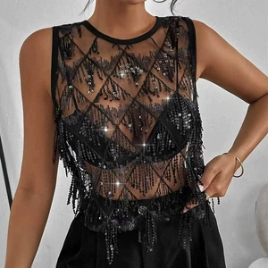 Détail de ce haut en résille noire avec paillettes en losange et texture à franges fluides