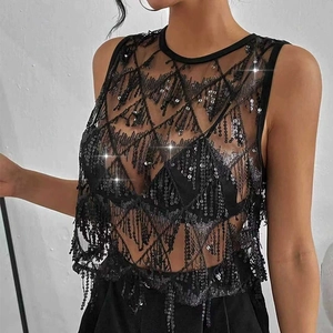 Détail du débardeur noir à paillettes et franges montrant les motifs et le mesh transparent