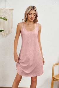 Gros plan détaillé sur le tissu à broderie anglaise rose clair d'une robe d'été