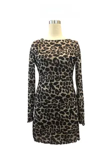 Détail de l'imprimé léopard et de la texture en maille de cette robe courte sexy
