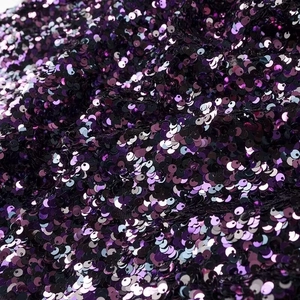 Gros plan détaillé du tissu à paillettes violettes avec broderie sur maille noire