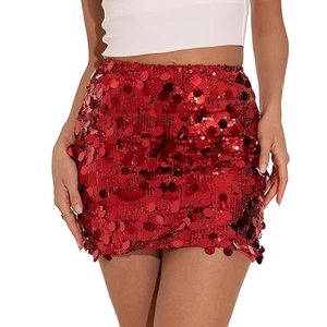 Funkelnder roter Pailletten-Minirock in Bodycon-Passform für Partys auf weißem Grund