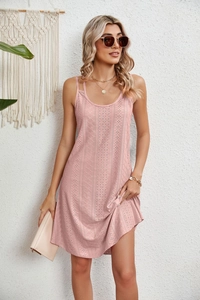 Détail de la robe d'été rose avec broderie anglaise délicate et texture ajourée