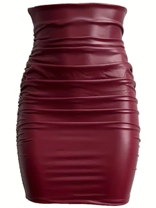Détail de la texture froncée et de la finition brillante sur cette mini-jupe en cuir PU