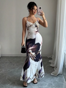 Robe longue élégante à fleurs avec coupe ajustée, épaules dénudées et col bénitier