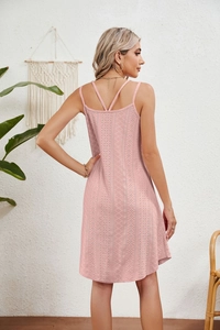Détail de la robe d'été rose avec broderie anglaise et bretelles croisées dans le dos