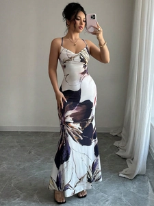 Détail de l'imprimé floral sur la robe longue ajustée à épaules dénudées et ourlet sirène