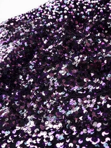 Robe à paillettes scintillantes multicolores avec des sequins violets et lavande denses