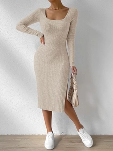 Détail de la robe en tricot beige à col carré montrant la texture et la fente