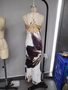 Détail du dos nu à bretelles croisées et imprimé floral abstrait sur une robe longue