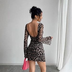 Robe moulante sexy à imprimé léopard avec manches cloche et dos nu en tulle