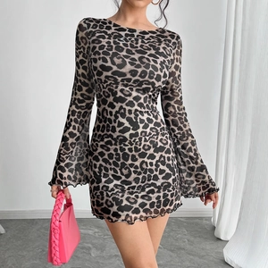Robe mini sexy en maille imprimé léopard avec manches cloche et bordure ondulée