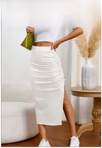Detalle de falda midi blanca texturizada con cordón ajustable y abertura lateral