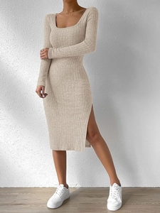 Détail de robe en maille beige avec encolure carrée et fente latérale élégante