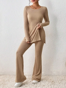 Détail d'un ensemble en maille côtelée avec haut fendu et pantalon évasé en chameau