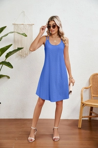 Détail d'une robe d'été bleue sans manches avec dentelle ajourée et silhouette en A