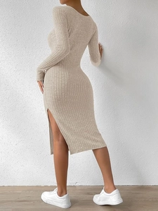 Détail d'une robe en maille côtelée moulante avec fente latérale en blanc crème et texture