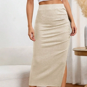 Falda midi beige retro americana de cintura alta con tela texturizada y abertura lateral