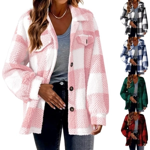 Detail der karierten Fleecejacke mit Brusttaschen und klassischem Knopfverschluss