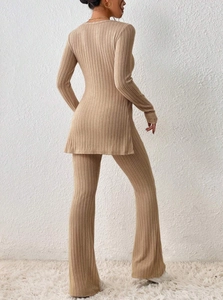 Détail de l'ensemble en maille côtelée avec haut fendu et pantalon évasé, vue de dos