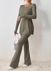 Détail de l'ensemble en maille vert olive avec haut fendu et pantalon évasé