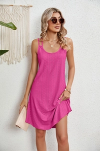 Détails d'une robe rose sans manches avec broderie géométrique ajourée délicate