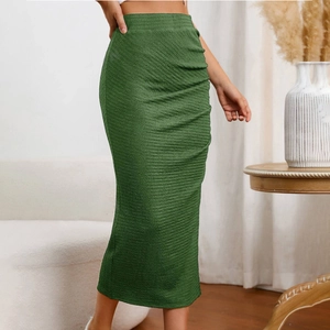 Falda midi verde de talle alto con fruncido lateral y tejido texturizado de corte slim