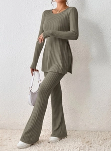 Détail d'un ensemble en maille côtelée avec haut à fente latérale et pantalon évasé