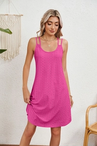 Gros plan sur une robe sans manches magenta avec une texture délicate en maille ajourée