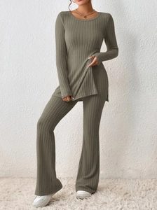 Détail de la maille côtelée sur l'ensemble haut à manches longues et pantalon évasé vert