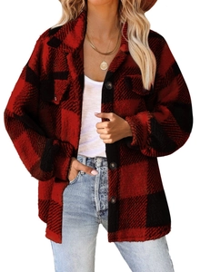 Detail der rot-schwarzen Karo-Sherpa-Jacke mit Brusttaschen und Knopfverschluss