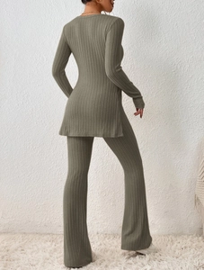 Détail d'un ensemble deux pièces en maille côtelée vert olive avec haut fendu et pantalon