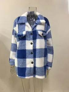 Detailaufnahme der blau-weiß karierten Fleecejacke mit Brusttaschen und Knopfleiste