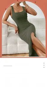 Détail d'une robe longue vert foncé en maille côtelée avec fente latérale ajustée
