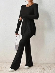 Ensemble en maille côtelée noire pour femme avec haut long fendu et pantalon large chic