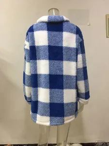 Nahaufnahme des blau-weißen Karomusters auf der warmen Fleecejacke mit Lammwoll-Textur