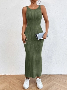 Robe longue élégante en maille côtelée vert herbe sans manches avec coupe ajustée