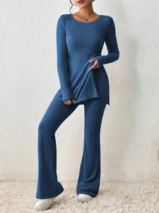 Détails de la maille côtelée bleu marine sur le haut à manches longues et le pantalon évasé
