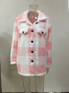 Detail der rosa-weiß karierten Lammwolljacke mit Klapptaschen und Knopfleiste für Damen